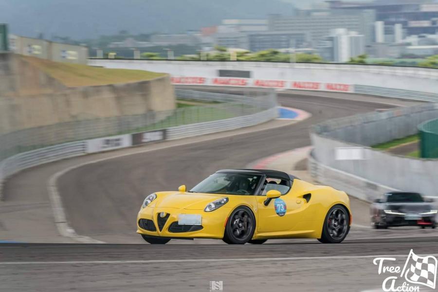 Alfa Romeo 4C Spider 心得：原廠來令無力、變速箱邏輯很笨但開起來夠爽！