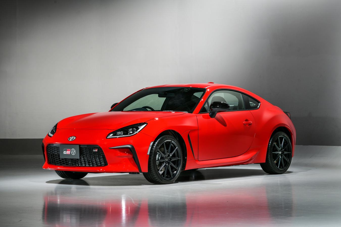 Toyota GR86 ZN8 2022 全新世代86開箱介紹！排氣量加大、最大扭力提前、六速手排健在