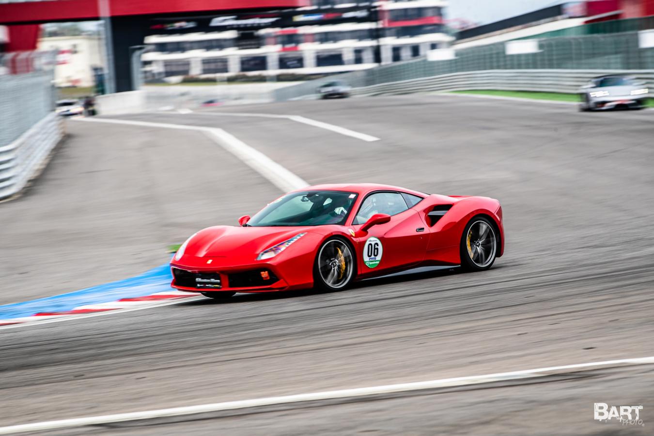 Ferrari 488GTB 車主William心得評價：試駕時車快到嚇人，但法拉利上賽道需要真技術才能快