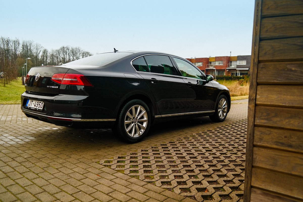 Volkswagen召回部分Passat車款，保險絲座接頭可能有鬆脫疑慮。-車主充電站
