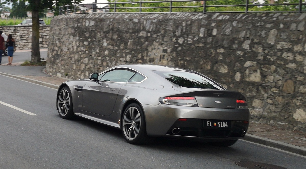 Aston Martin V12 Vantage鋁圈尺寸輪胎尺寸原廠建議規格-車主充電站