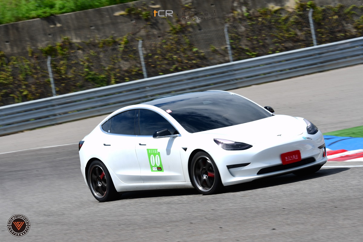 Tesla Model 3 LR & Model 3 Performance賽道車主心得開箱：開Model 3下麗寶賽道要注意甚麼、電動車設定改裝，職業車手SU83蘇彥銘電車賽道教學！