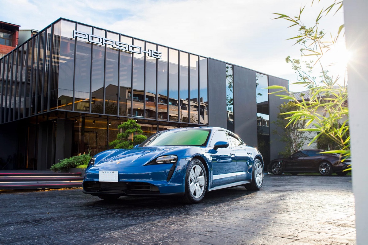 Porsche Taycan、Model 3/X車主開箱對比心得：你喜歡與燃油車感受相同的電動車，還是只用一個踏板的電動車？