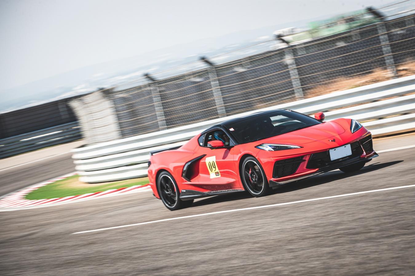 Chevrolet Corvette Stingray 2LT（C8）草爺愛駒開箱心得：不再只是肌肉車，回頭率輾壓超跑！中置後驅的美國經典