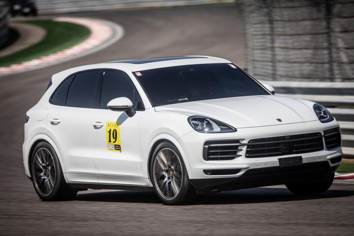 Porsche Cayenne車主開箱心得評價：Porsche Cayenne直接拿來下賽道也撐得住，但BMW M3換成凱燕這個心境轉換很大！