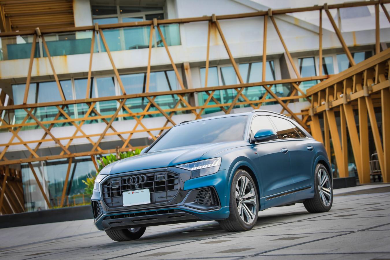 Audi Q8車主心得開箱評價：市區一公升只有3公里，高速公路定速也跑不到10km/l！