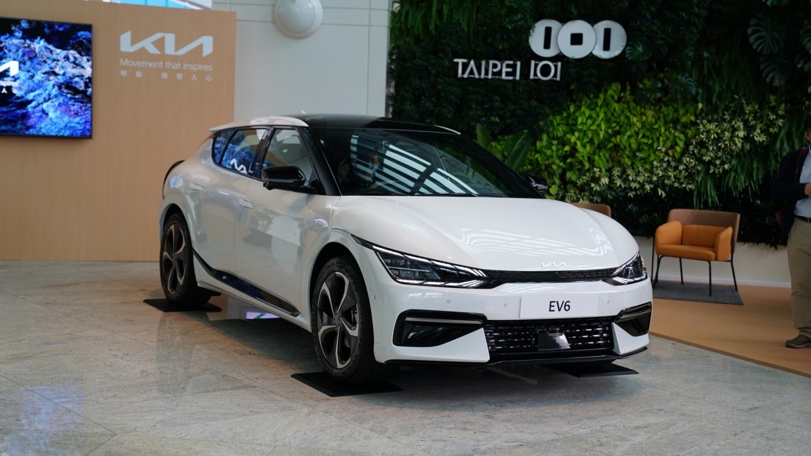 KIA全新智慧電能跨界休旅EV6，快閃現身台北101！