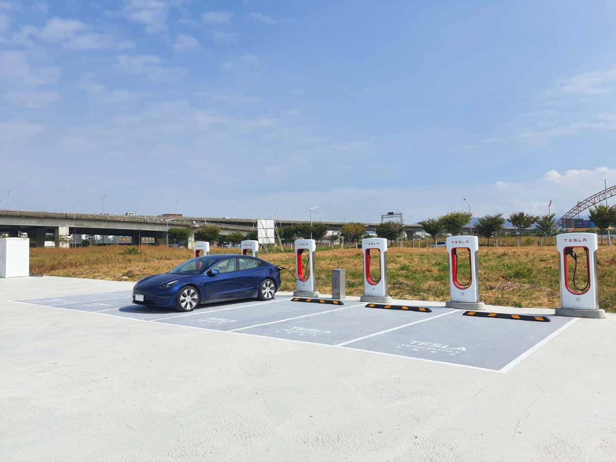 TESLA今年目標新增20座全新超級充電站點，串聯國道服務區，滿足車主南北長途旅程充電需求！