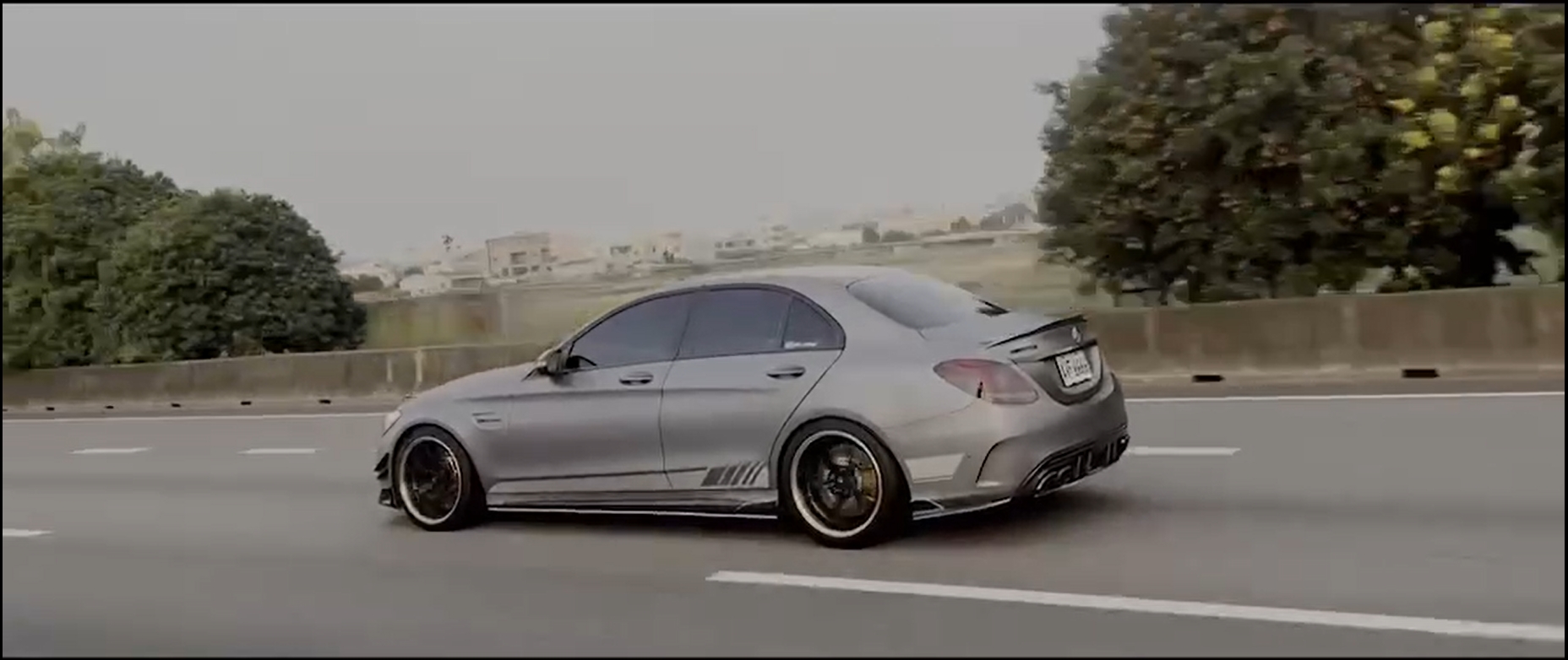 Mercedes-Benz C63（W205）鈦合金排氣管改裝效果開箱-車主充電站