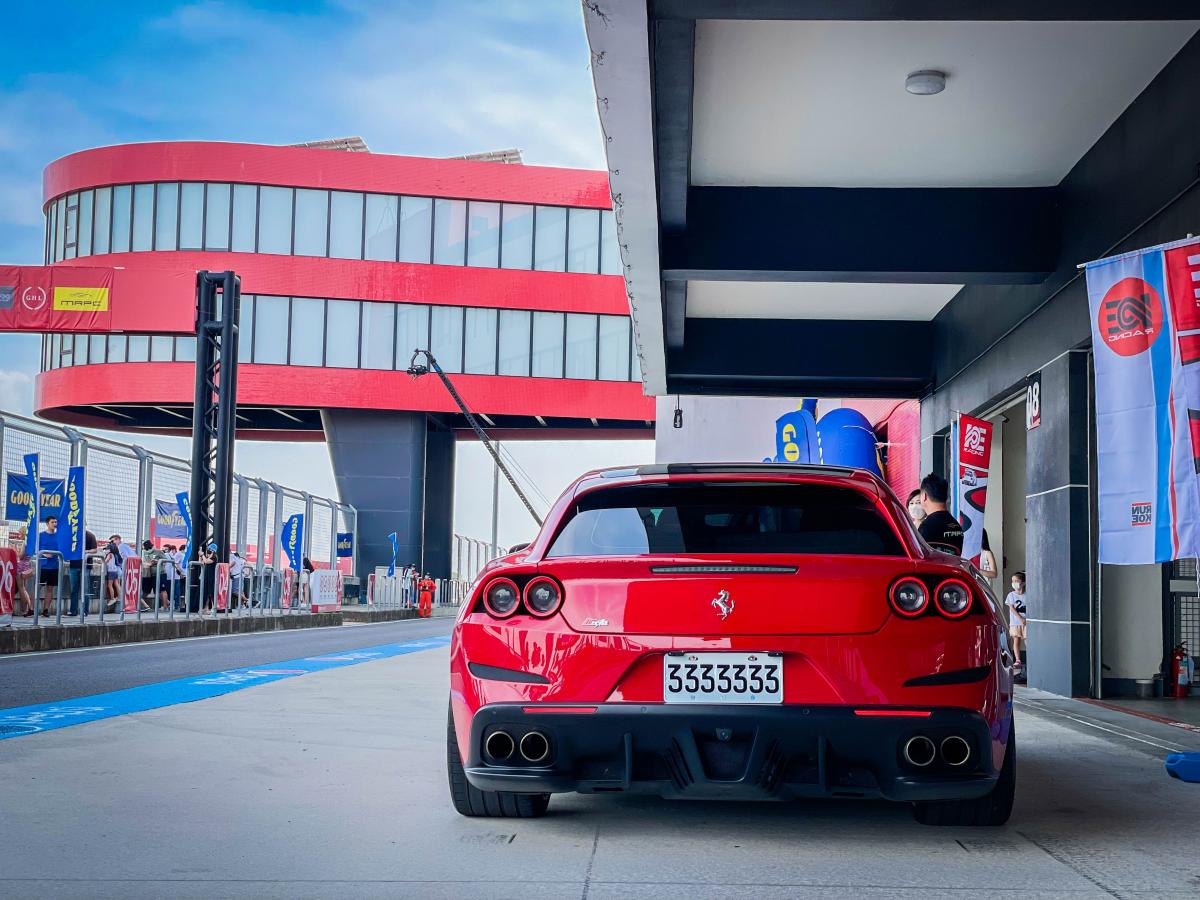 Ferrari GTC4 Lusso車主諾哥開箱心得評價：能夠承載著一家人出遊回憶的超跑！