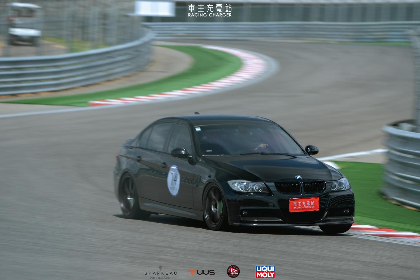 BMW 330i（E90）手排車主開箱心得評價：能夠跑賽道又能拿來通勤，只是需要給它多一點的愛！