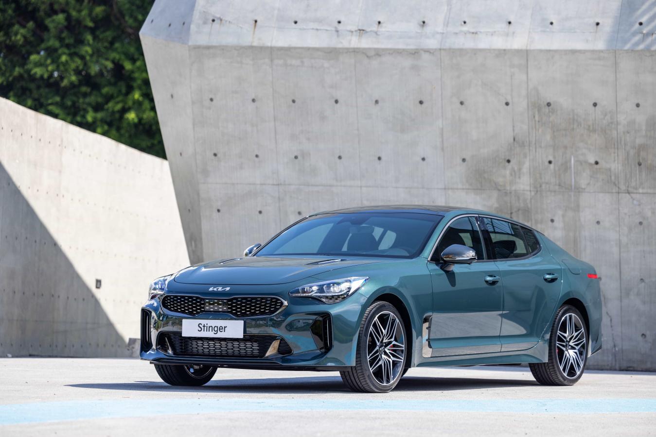 2023年式KIA The Stinger豪華旗艦轎跑正式上市，跑格車色「墨碧綠」全新導入，再添性能GT鋒芒魅力！