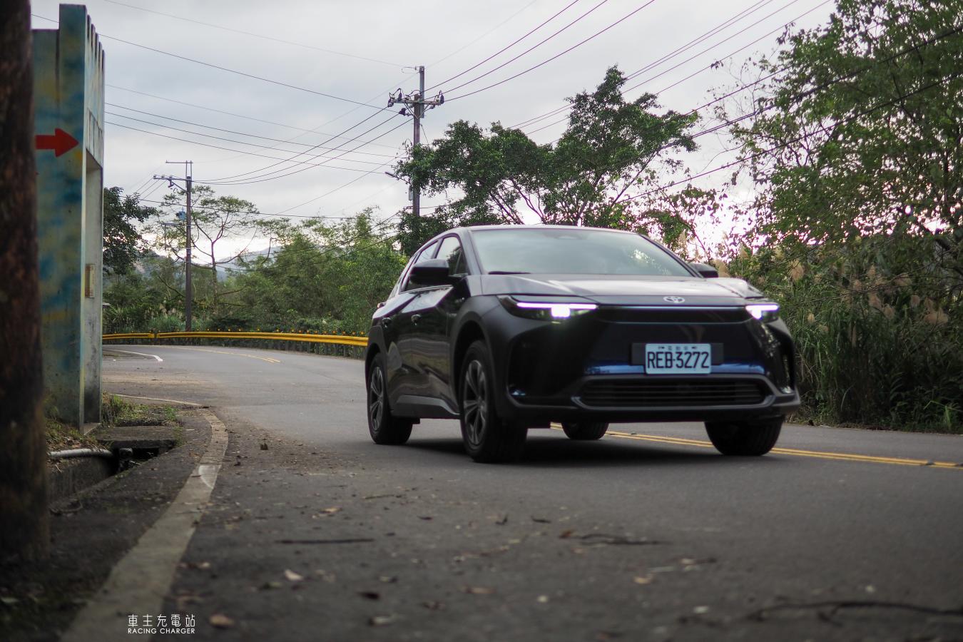 Toyota bZ4X（EA10）一日車主開箱心得評價：方向盤重手、底盤表現優異，操控出乎預料的好！