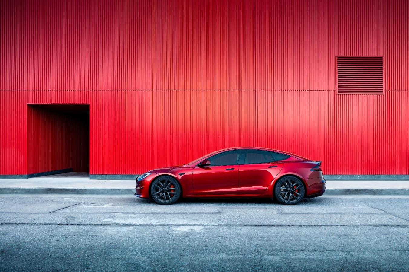 Tesla全新車色「烈焰紅」初登場Model S、Model X正式開放訂購，地表最強 SUV 現身，第二季首批限量交付！