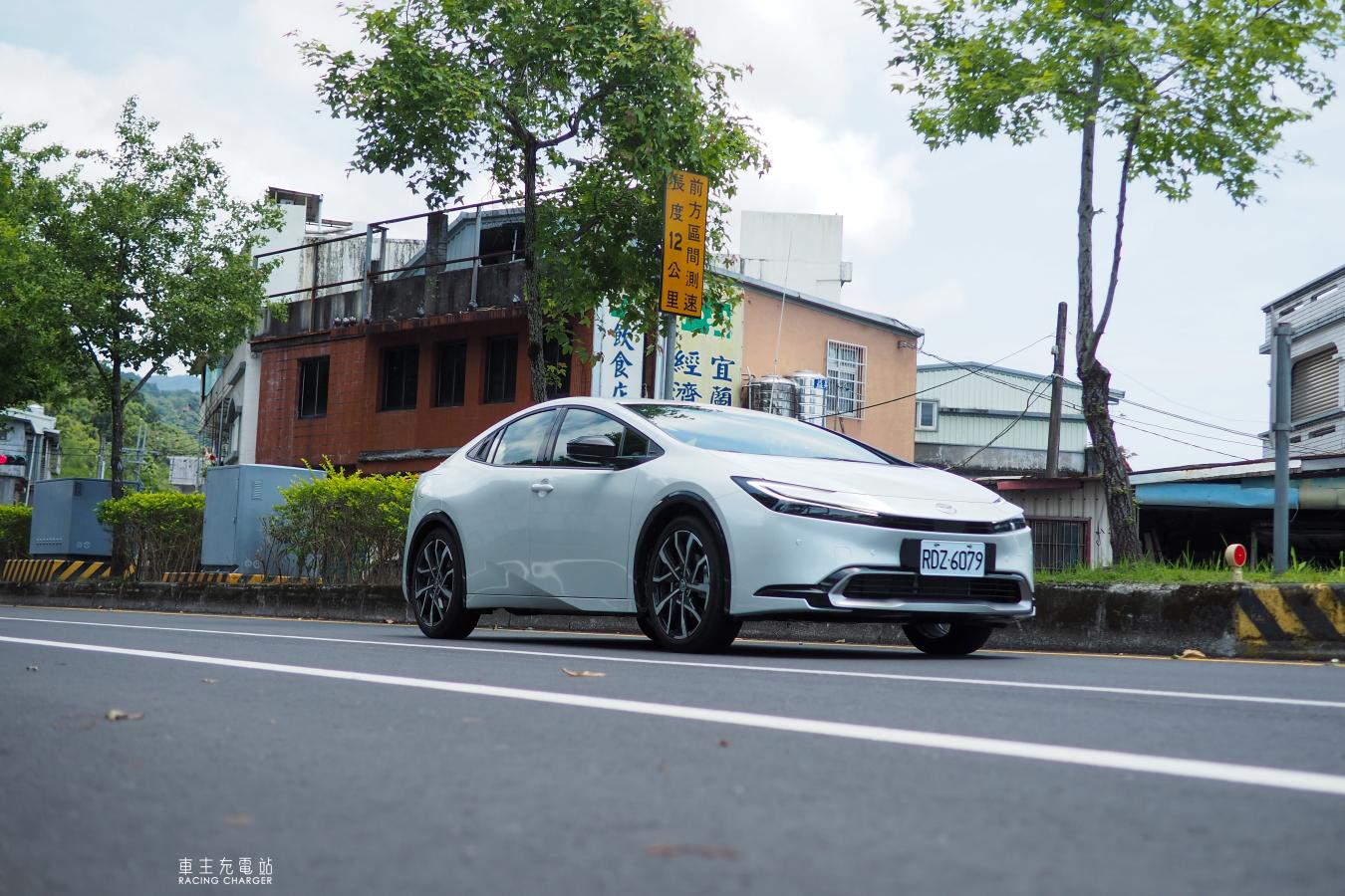 Toyota Prius PHEV（XW60）鉑金版一日車主開箱心得評價：要帥要省油，選它準沒錯！