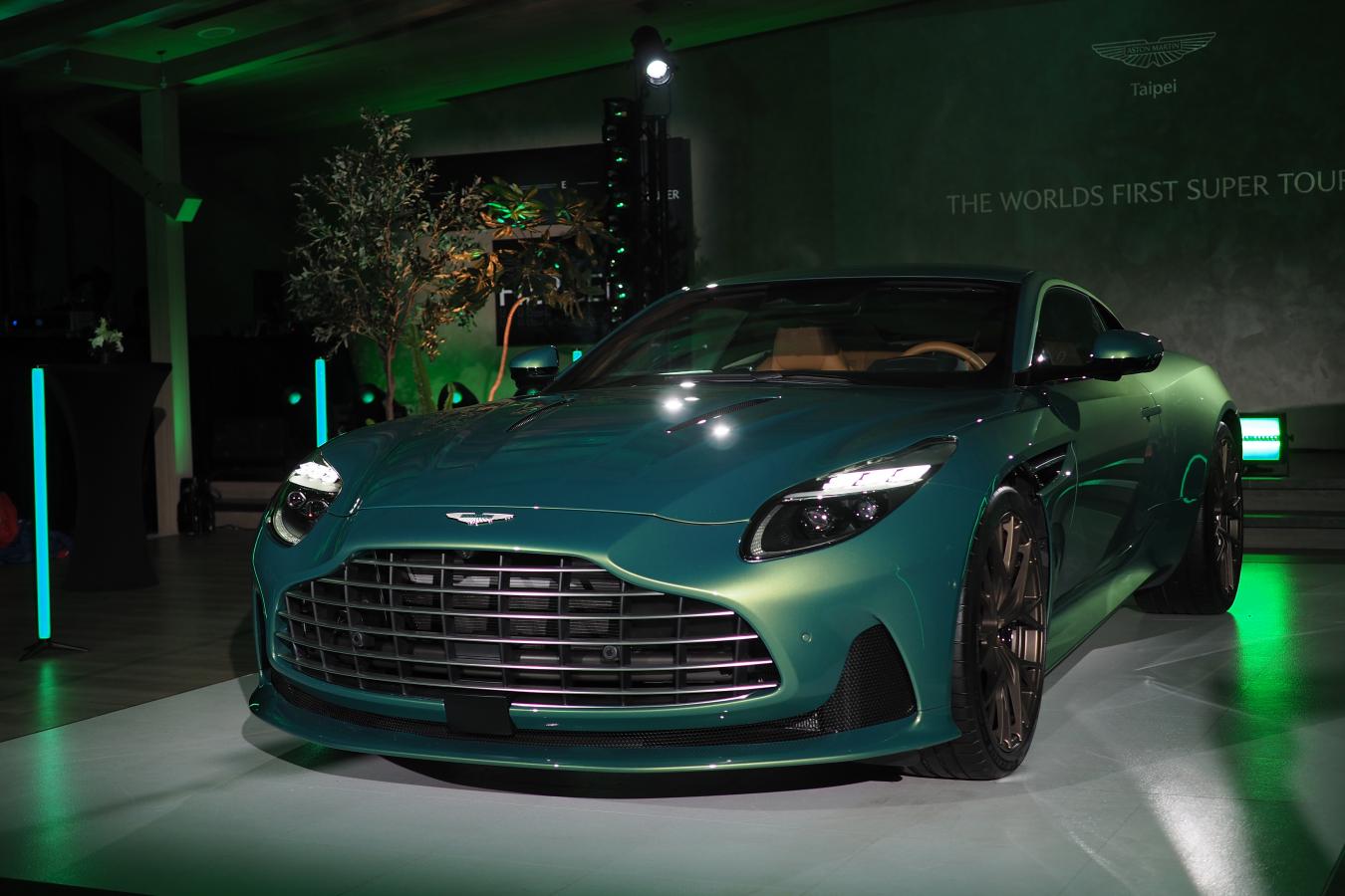 全新Aston Martin DB12正式登台，世界首輛 Super Tourer！