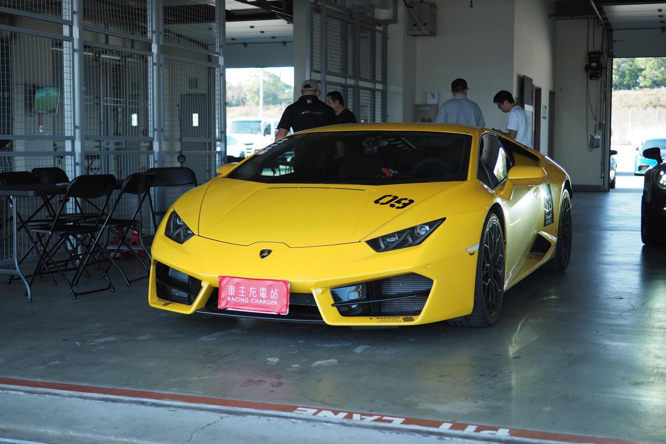 Lamborghini Huracan LP580-2車主開箱心得評價：從保時捷718升級藍寶堅尼LP580-2，馬力加三百匹卻開到玻璃心碎？