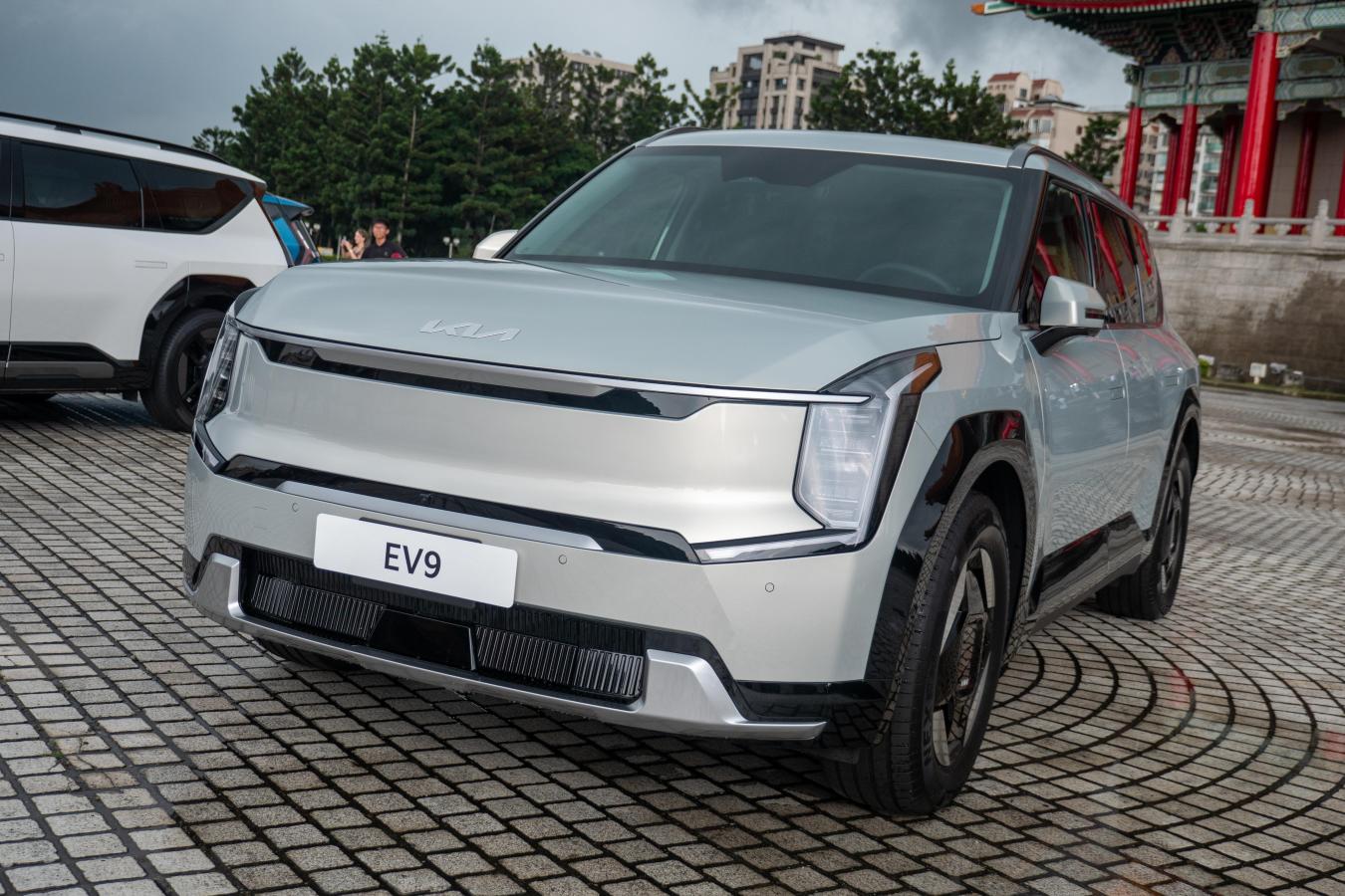 Kia EV9純電智慧旗艦LSUV，國家戲劇院磅礡上市！