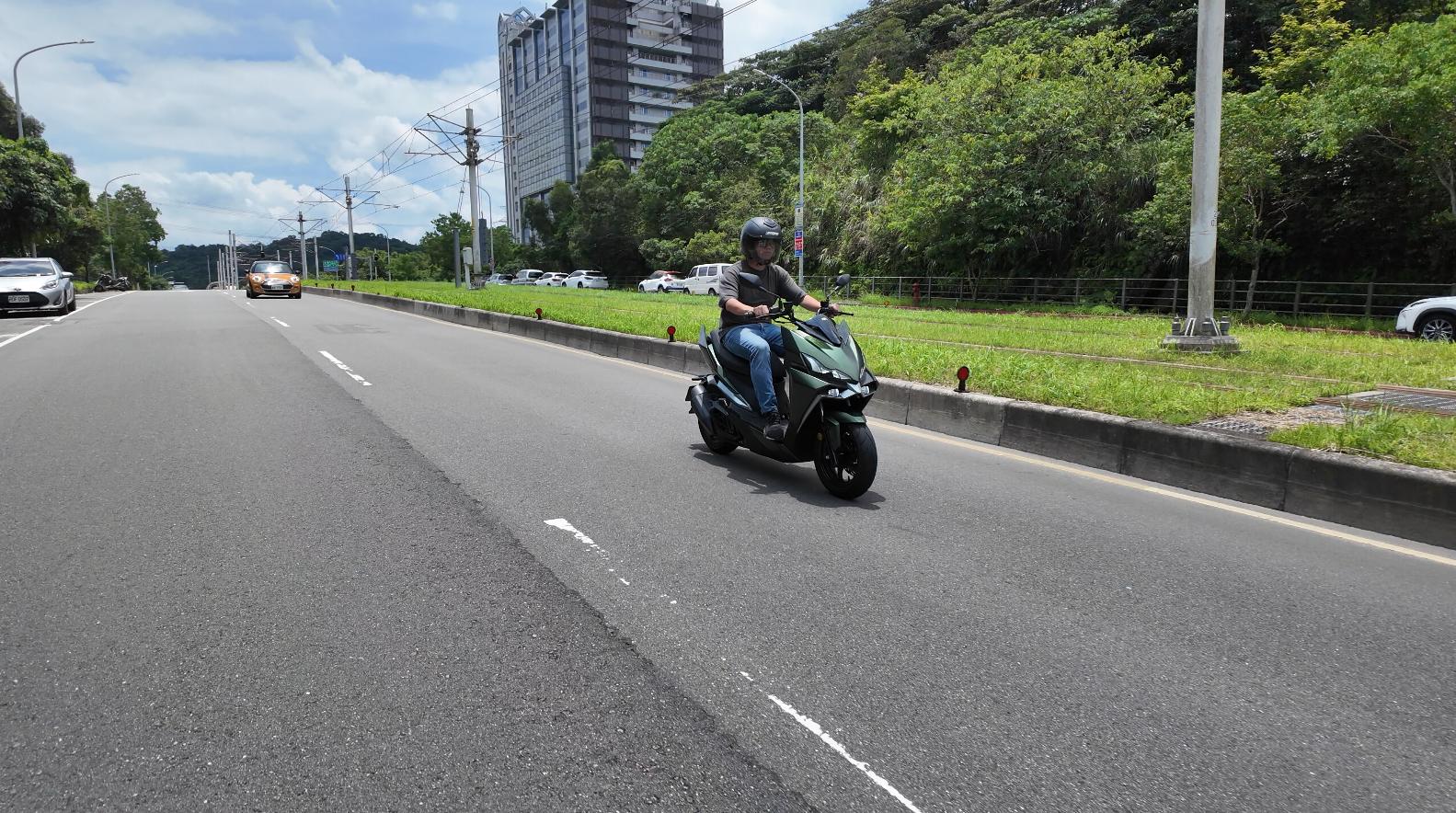 SYM 二代DRGBT一日車主開箱心得評價：國產白牌速可達的旗艦跑車，為了性能必須有所妥協！