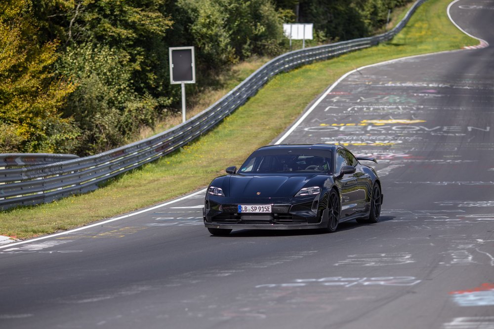 全新Porsche Taycan於紐柏林北環賽道創下7分07秒55的單圈成績！