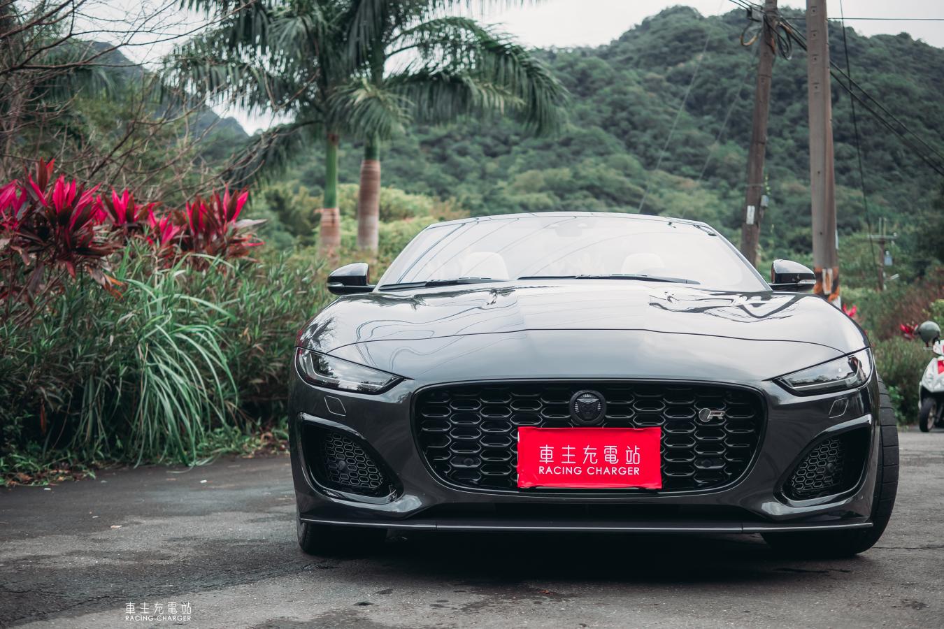 Jaguar F-Type R 75 Convertible（X152）一日車主開箱心得評價：你渴望一台575萬的代步車嗎？同價位當中最帥最稀有的選擇！