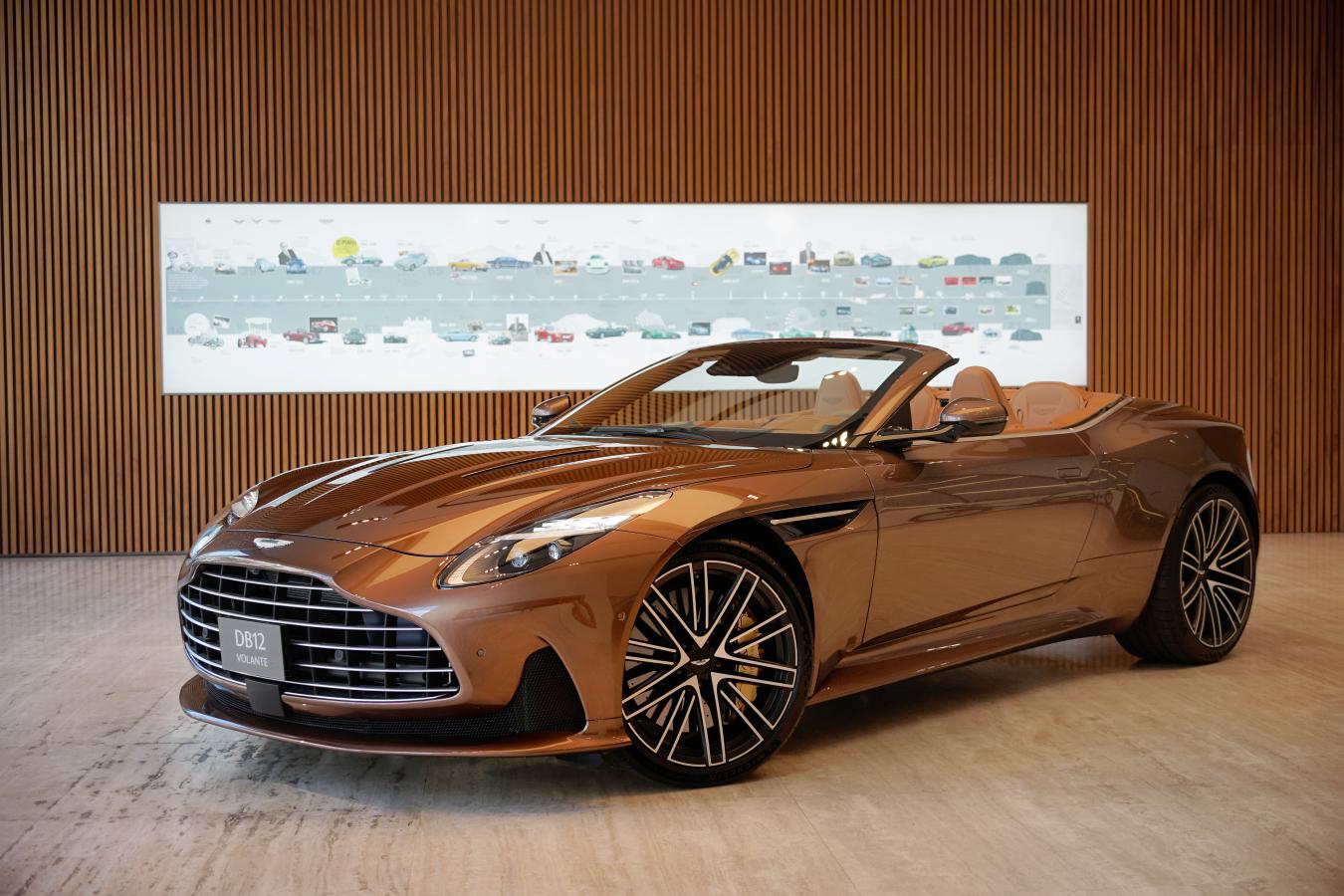 Aston Martin DB12 Volante綻放新姿，磅礡抵台！