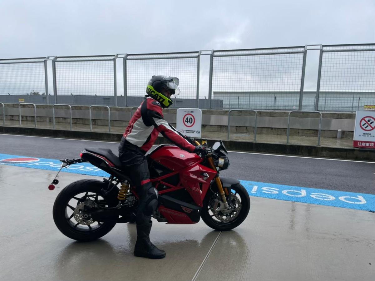 Energica EVA Ribelle RS車主開箱心得評價：不跟車隊、不跟人跑，騎重機只為了享受一個人的時光！