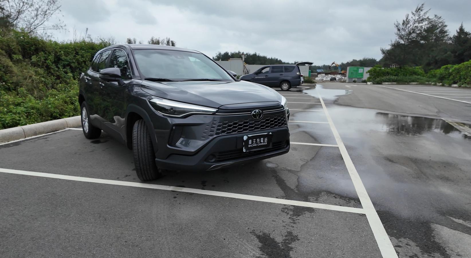 小改款Toyota Corolla Cross汽油尊爵版一日車主開箱心得評價：才差三萬直上油電，大電池換一顆只要6.6萬！