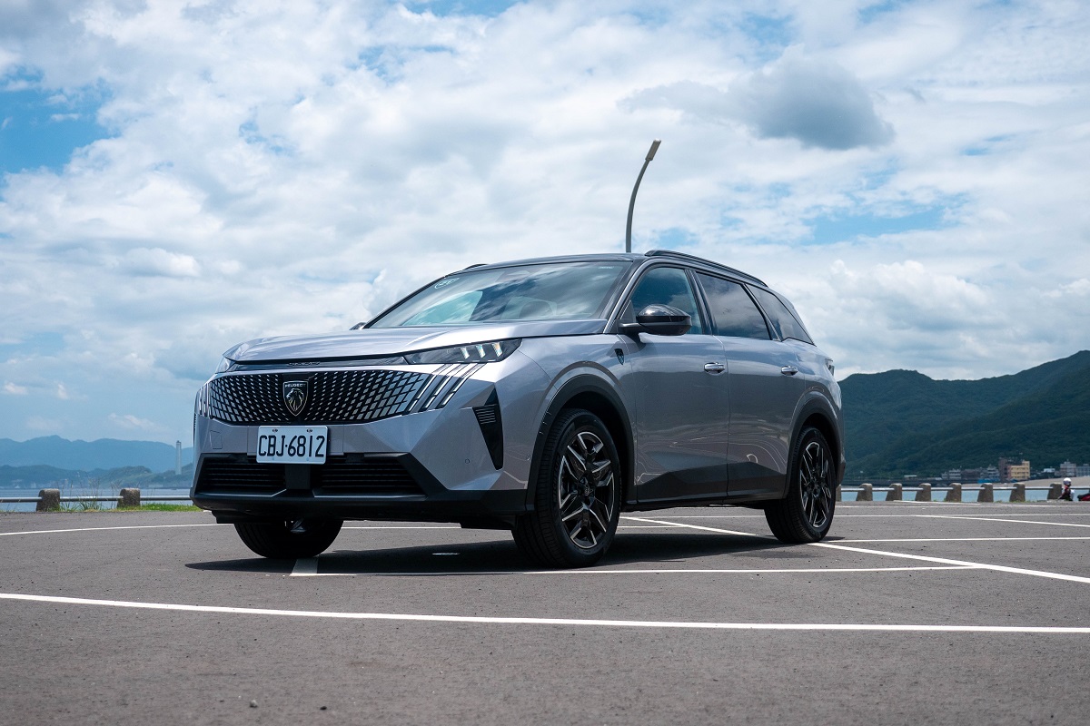 大改款Peugeot 5008 Hybrid GT Cielo一日車主開箱心得評價：P2 Hybrid＋法系底盤表現到底有多強？市場上最便宜的5+2休旅車！
