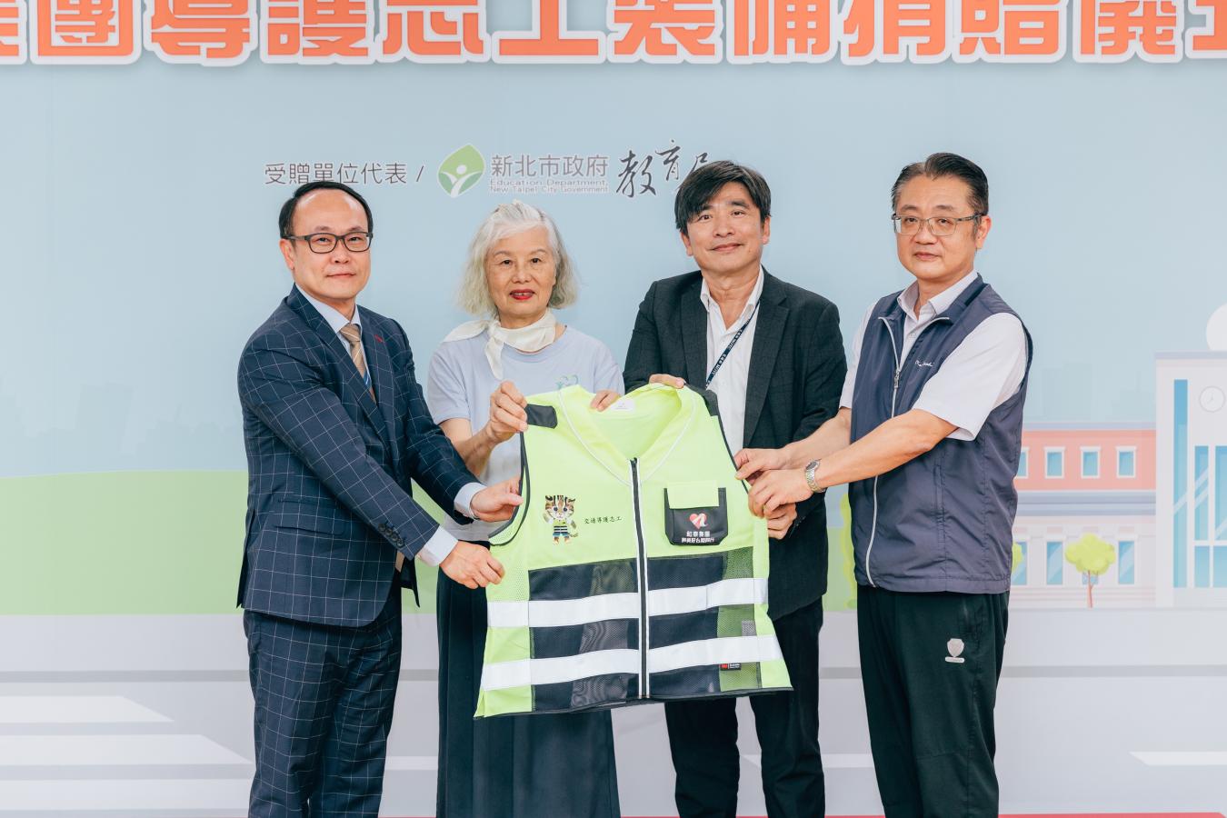 和泰集團攜手和泰純青基金會，連續15年累計捐贈14萬套導護裝備，支持志工與學童用路安全！