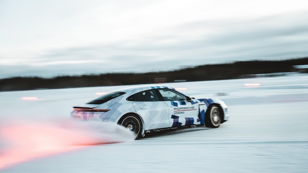 Porsche Taycan 在冰上連續甩尾17 公里：再度刷新金氏世界紀錄！