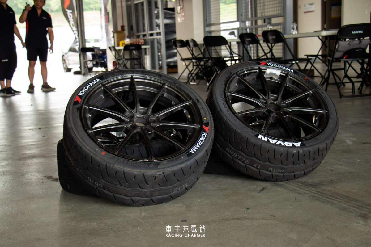 ADVAN × MF GHOST 聯名好禮・極速來襲，橫濱輪胎第四季購胎贈品活動開跑！